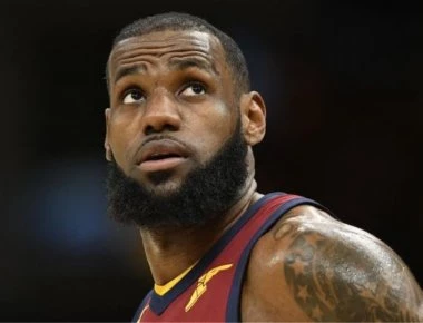 Ο Λεμπρόν Τζέιμς μιλάει για τον φυλετικό ρατσισμό- «Δε θα καθόμουν ποτέ απέναντι στον Τραμπ»